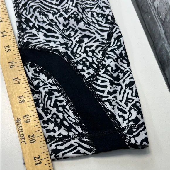 Stylish‎ Lululemon capri Black and White Patterned leggings - Picture 8 of 11